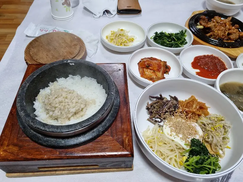 돌솥밥과 비빔밥, 그리고 다양한 반찬들