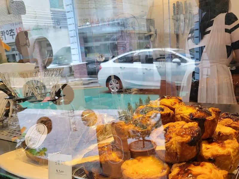 쇼케이스 안의 에그타르트