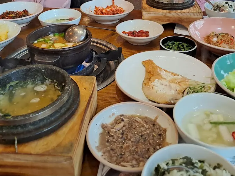 정갈하게 차려진 곤드레솥밥 정식 한 상.