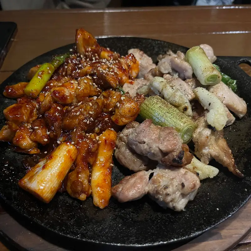 다양한 맛의 치킨 요리 세트