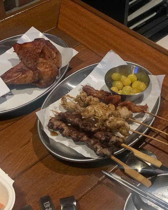 닭구이와 곁들임 꼬치 메뉴