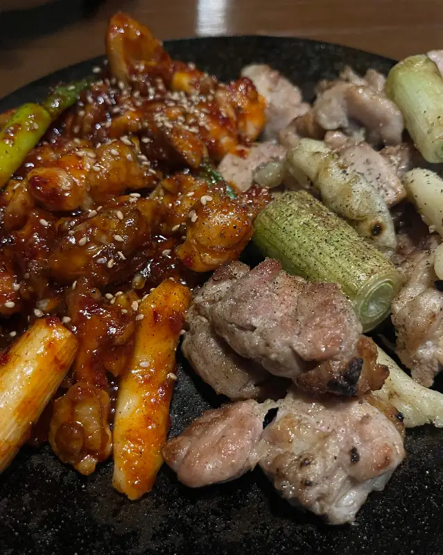맛있는 닭 요리와 기본 안주