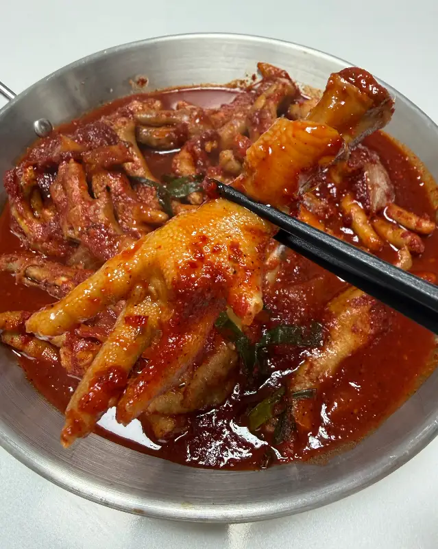 윤기가 흐르는 매콤한 닭발