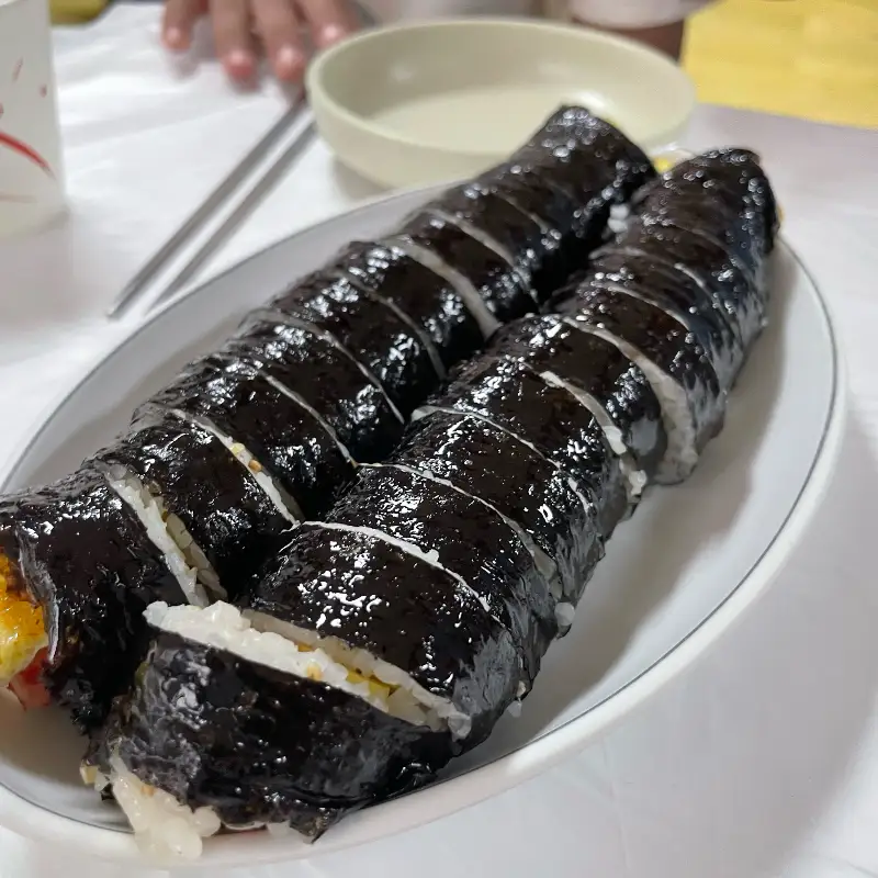 국물에 찍어 먹기 좋은 김밥