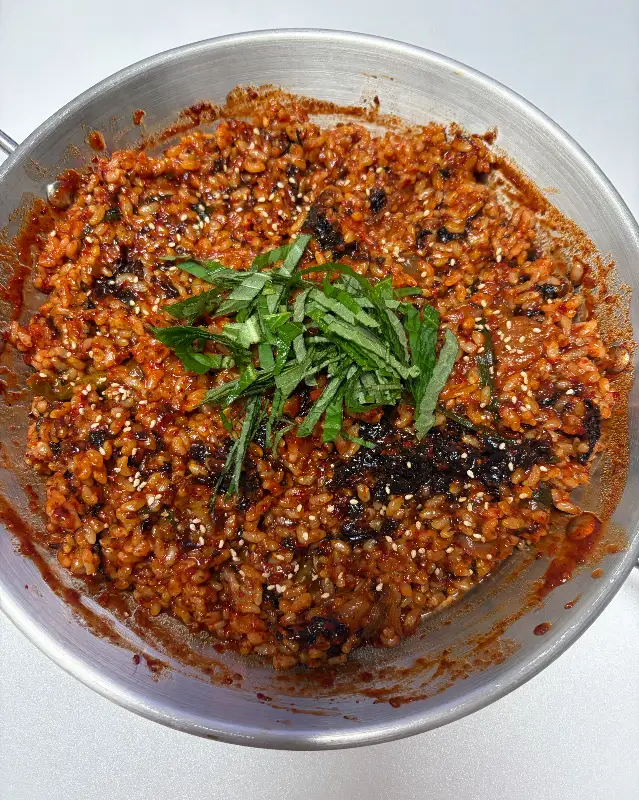 맛있게 볶아낸 볶음밥