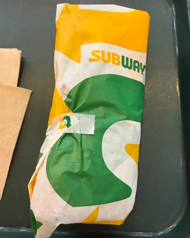 정성스럽게 말린 샌드위치