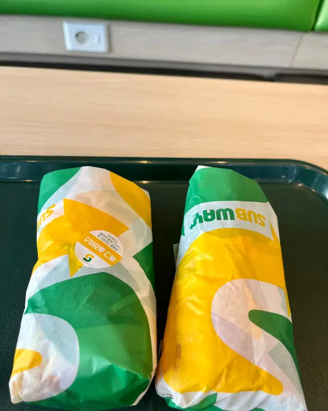 샌드위치 두 개가 나란히 있는 모습