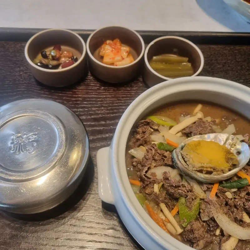 전복이 들어간 소고기 요리와 밑반찬