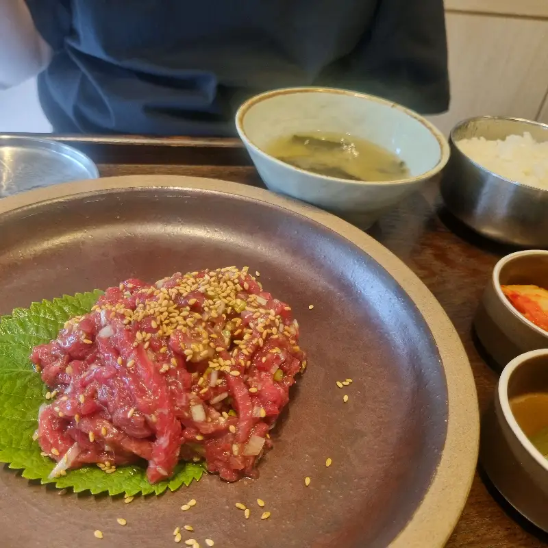 정갈하게 담긴 육회와 곁들임 반찬