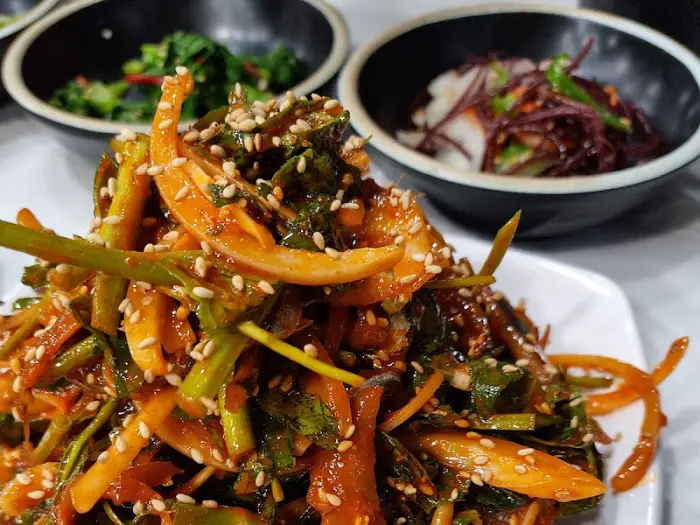 새콤달콤 입맛 돋우는 멸치회무침