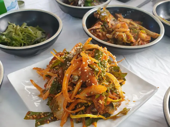 정갈하게 담겨 나온 멸치회무침 접시