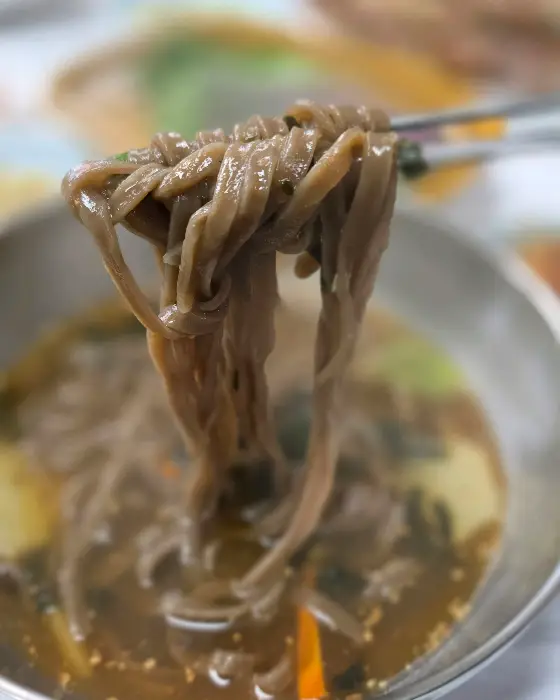 젓가락으로 집어 올린 메밀면
