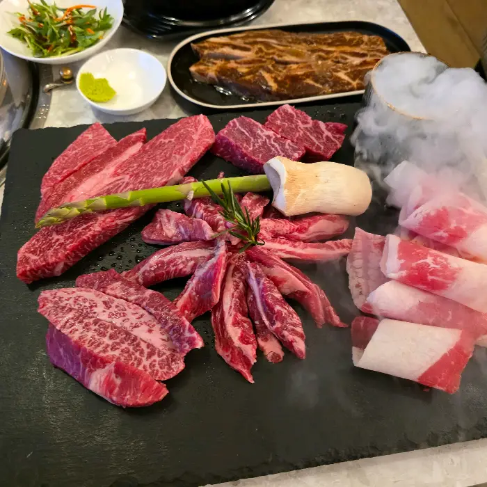 다양한 부위의 신선한 한우와 드라이아이스 플레이팅