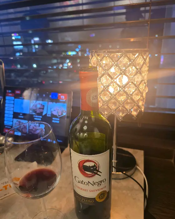 와인과 함께 테이블 세팅된 모습