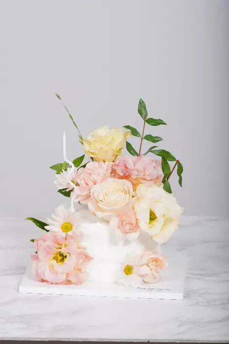 생크림 케이크 위에 아름답게 장식된 꽃들