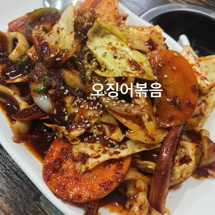 짜글이 위에 숙주나물