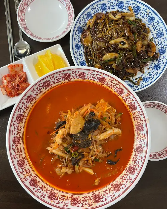 짜장면과 짬뽕, 탕수육이 함께 담긴 상차림