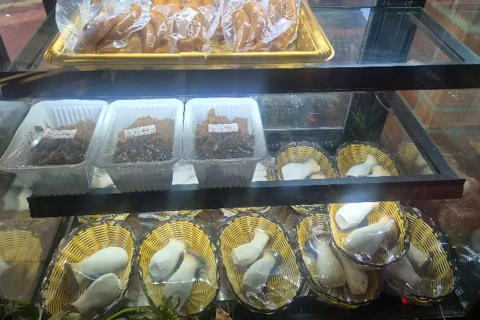 진열된 다양한 종류의 식재료와 소스