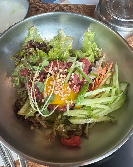신선한 육회와 각종 채소가 어우러진 육회 비빔밥