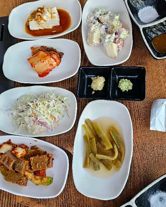 다양한 밑반찬 구성