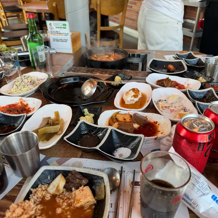 테이블 위에서 식사가 진행되는 모습