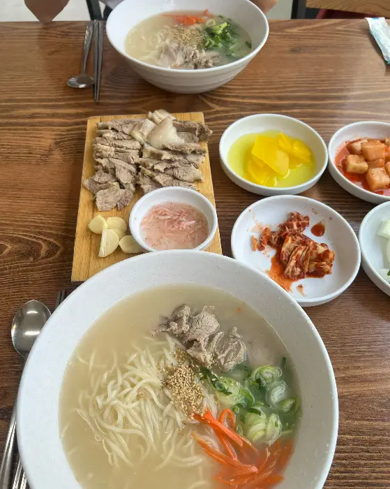 테이블에 차려진 고기국수와 반찬들