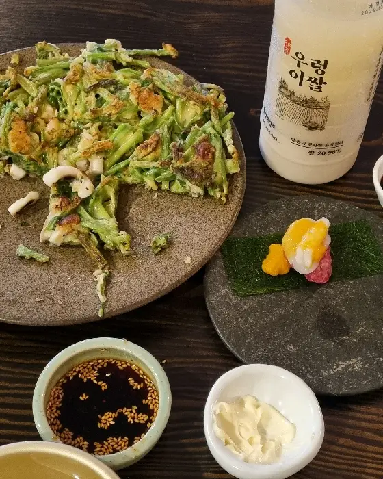 푸짐하게 담긴 미나리전