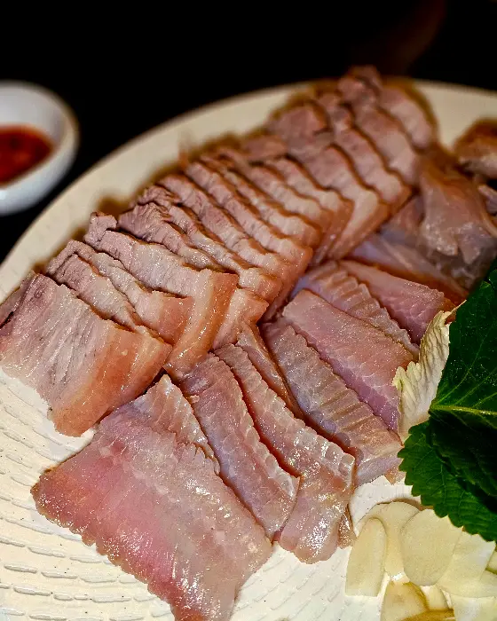 먹음직스러운 숙성회 한 점