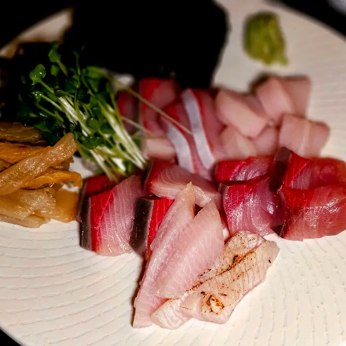 다양한 종류의 숙성회가 담긴 접시