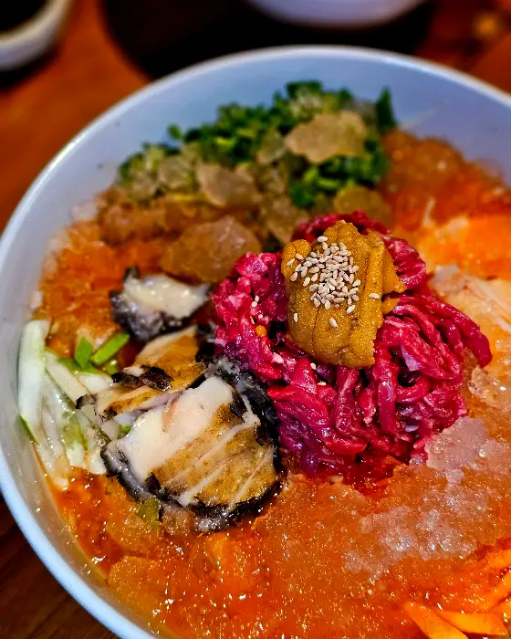 다채로운 재료가 섞인 전복 잡채