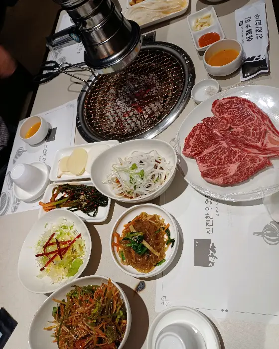 신선한 한우 등심과 밑반찬