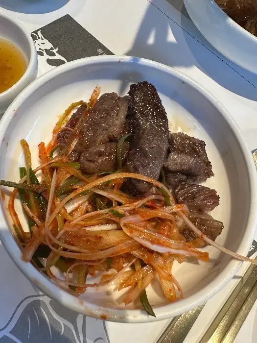 구운 고기와 곁들여 먹는 샐러드