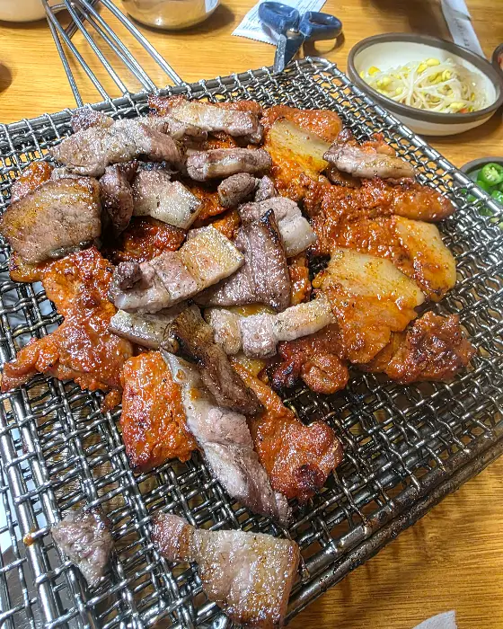 매콤달콤한 양념이 군침 도는 석쇠구이