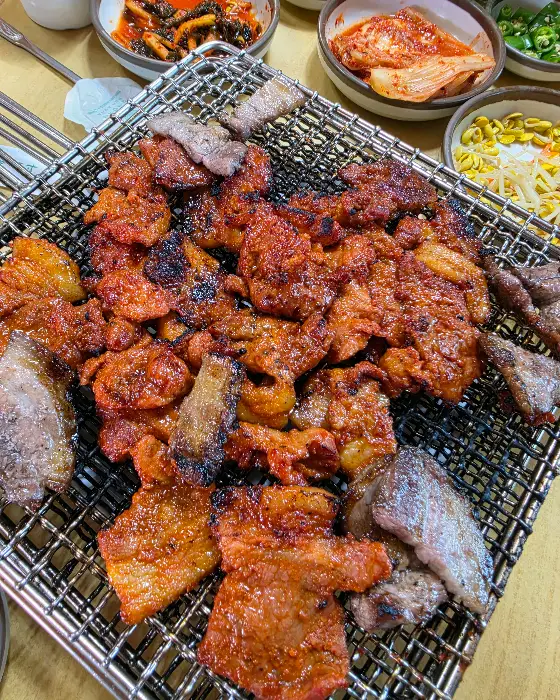 잘 구워진 석쇠구이의 먹음직스러운 모습
