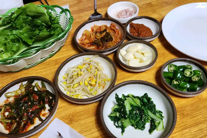 신선한 쌈 채소와 아삭한 김치, 콩나물 무침