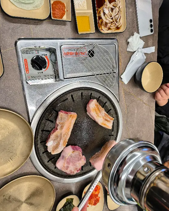 불판 위에서 익고 있는 삼겹살과 목살