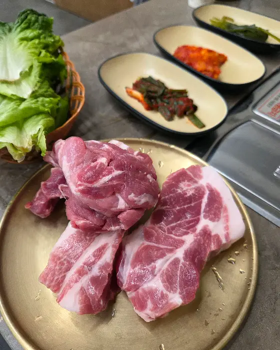 신선한 고기와 쌈 채소가 준비된 모습