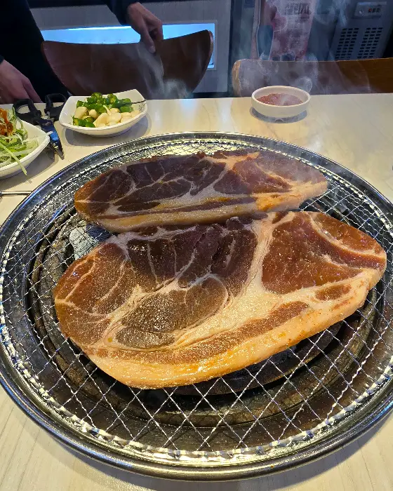 잘 배합된 통삼겹살 구이용 고기