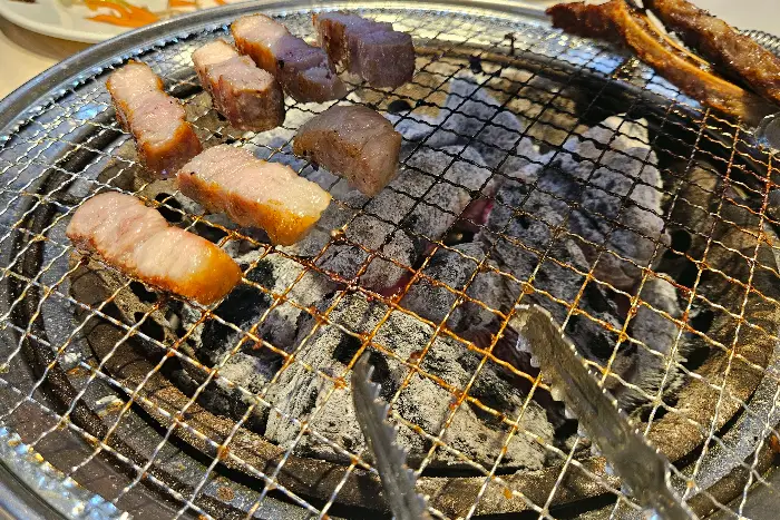 불판 위에서 맛있게 익어가는 고기 조각들