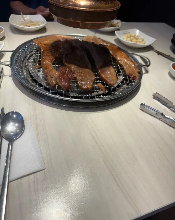 불판 위에서 양념이 잘 배어 익고 있는 돼지갈비