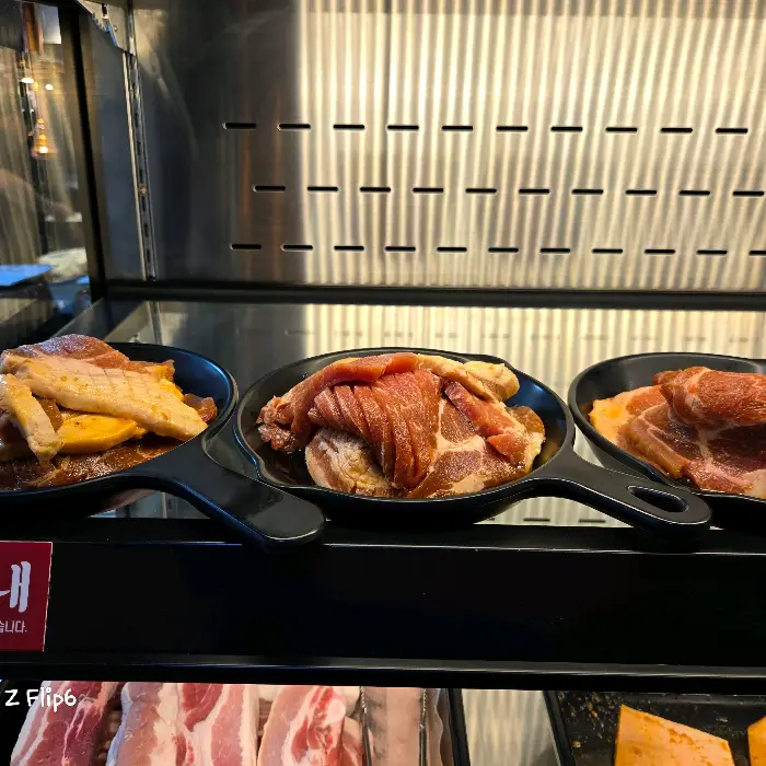 다양한 종류의 돼지고기 부위가 담긴 접시