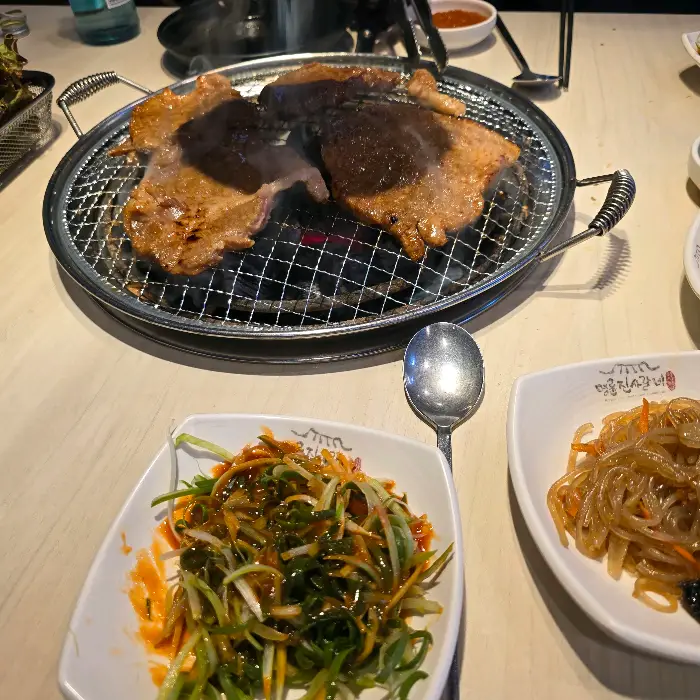 다양한 곁들임 반찬들이 놓여있는 식탁