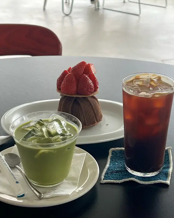 아이스크림이 곁들여진 디저트와 음료