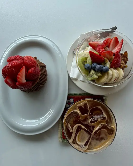 프렌치 토스트와 과일 볼