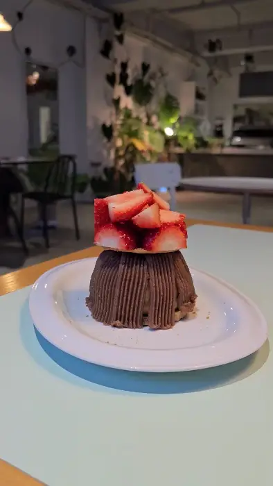 크림 라떼와 함께 제공된 푸딩