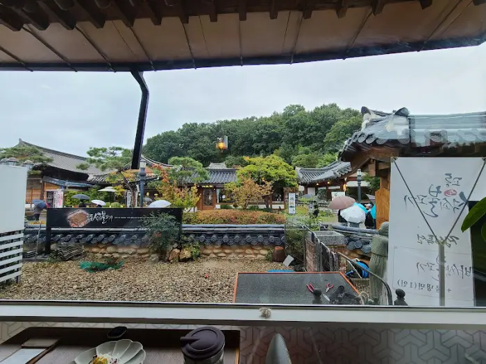 전주 한옥마을 고기집 창밖 풍경