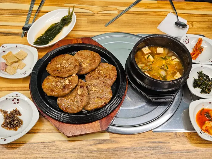 숙성 및 준비 중인 떡갈비 패티들