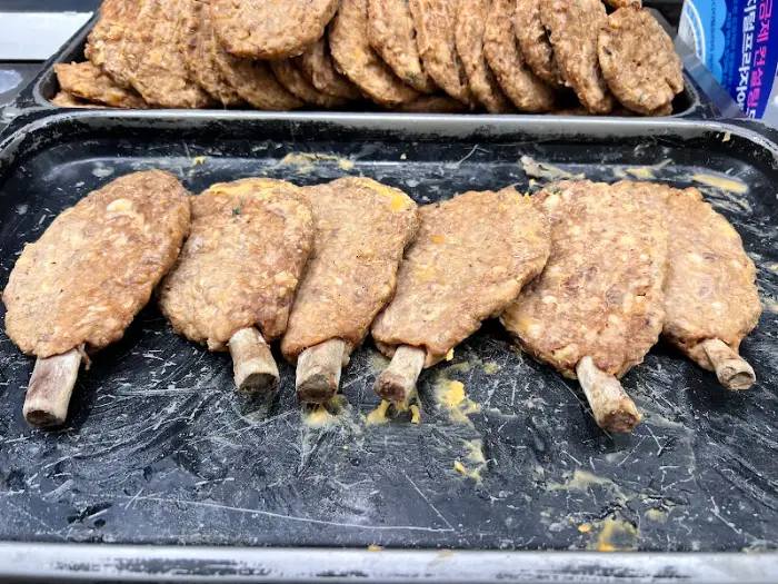 막대기에 꽂힌 떡갈비 모습