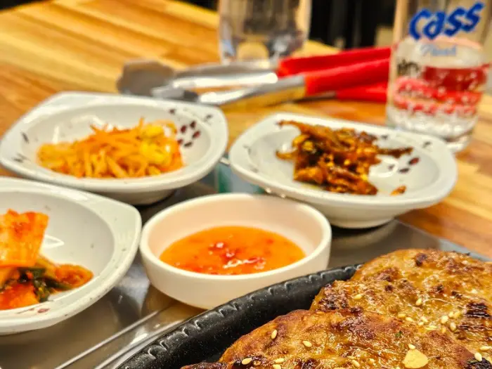 다양한 밑반찬이 담긴 상차림