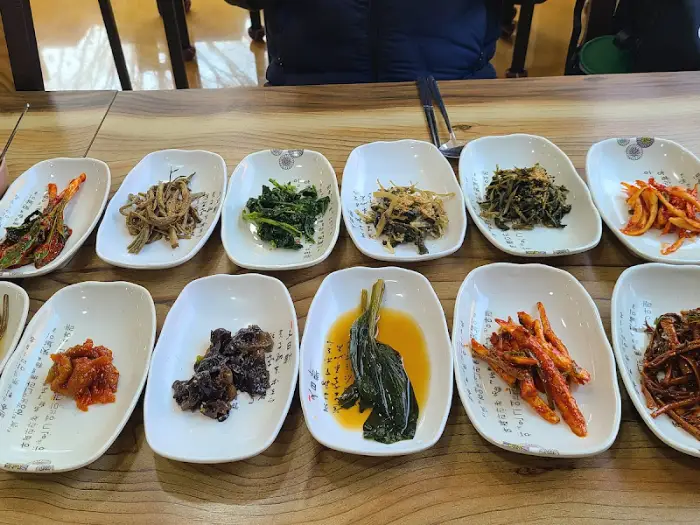 정갈하게 담긴 여러 종류의 나물 반찬들